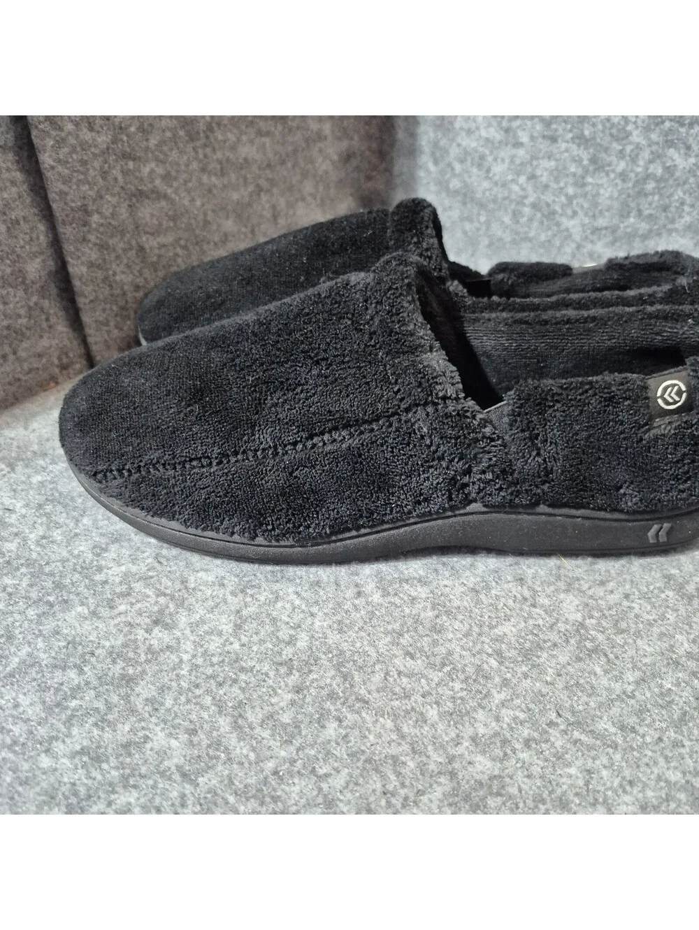 Isotoner Mens Slippers Size 9.5-10.5 Machine Washable